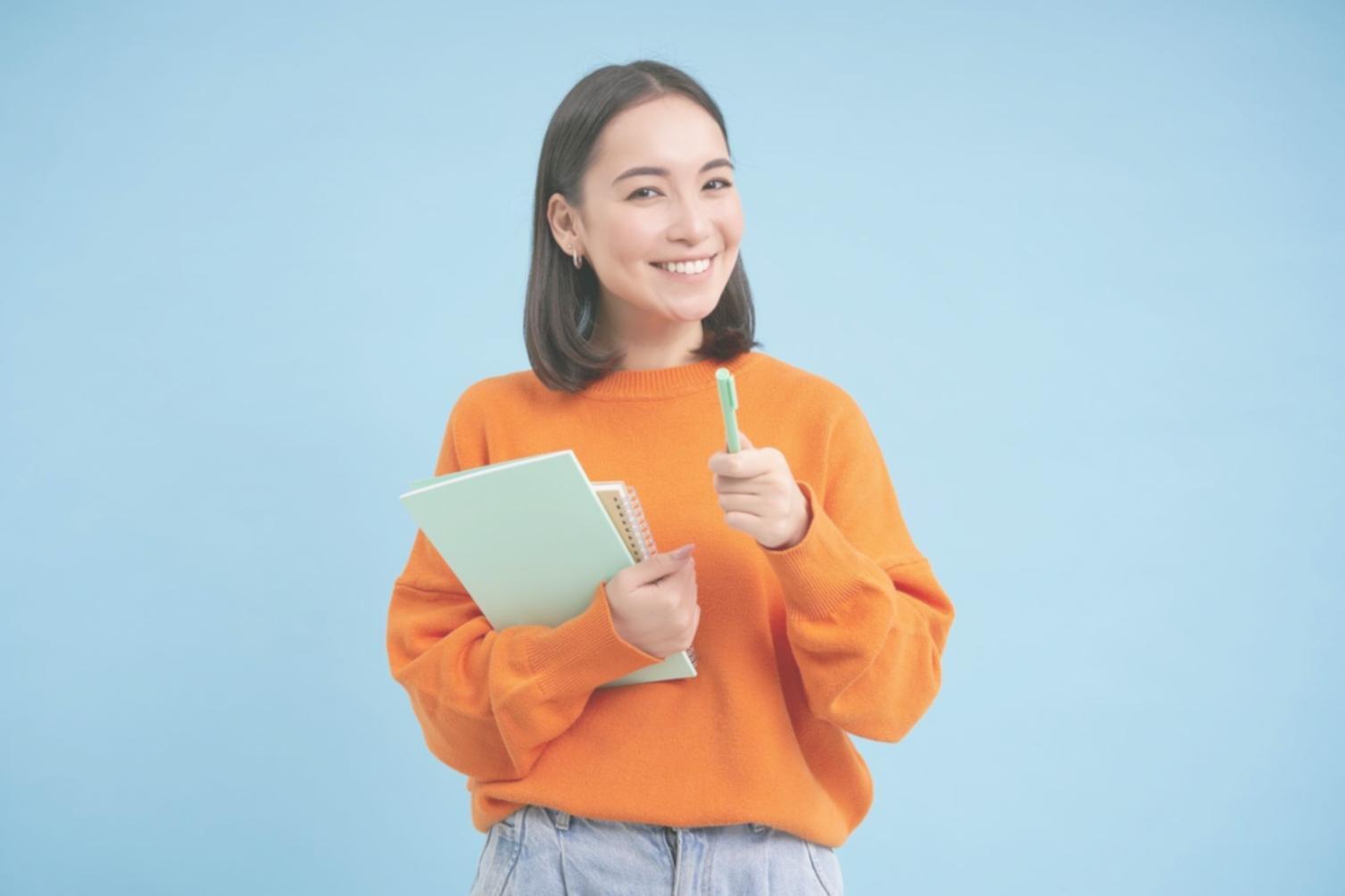 Profesional analizando datos financieros en entorno de trabajo